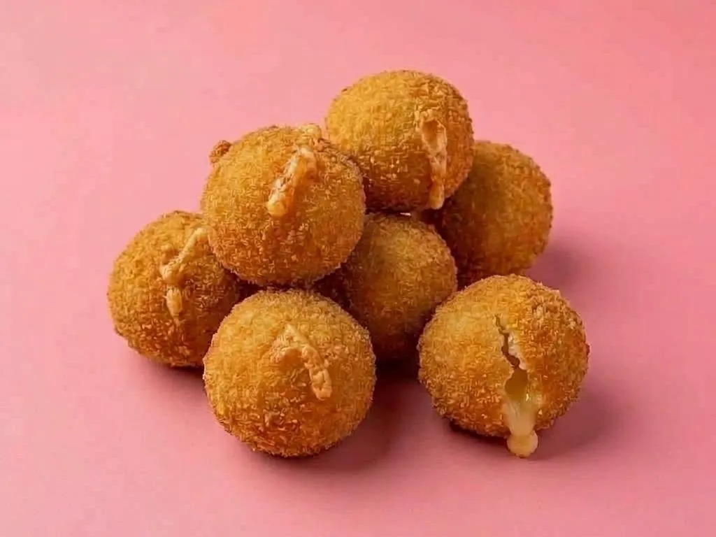 Сырные шарики с соусом ранч